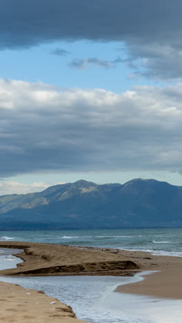 Schöner-Strand-Und-Die-Küste-In-Griechenland-In-Vertikaler