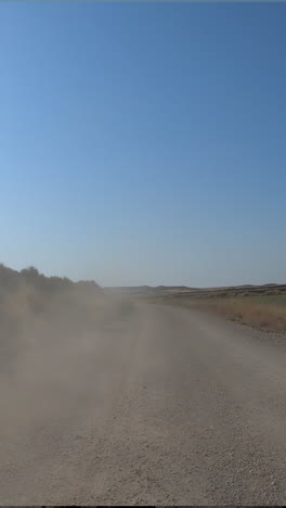 Geländewagen-Fährt-Vertikal-Durch-Die-Wüste-Los-Monegros-In-Spanien