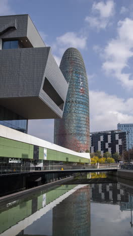 Torre-Agbar-Turm-In-Barcelona-In-Vertikaler