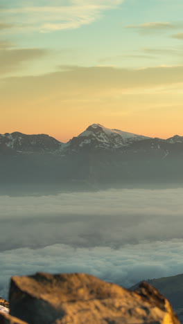 Verbier-Mont-Fort-En-El-Pico-De-La-Montaña-Del-Amanecer,-Alpes-Suizos-En-Vertical