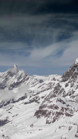 Picos-Montañosos-Del-Matterhorn,-Alpes-En-Vertical.