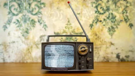 Retro-Fernseher-Mit-Tapetenhintergrund