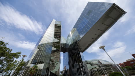 barcelona-mirrored-glass-skyscraper