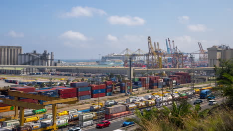 Der-Hafen-Und-Die-Skyline-Von-Barcelona-Wurden-Von-Einem-Hohen-Aussichtspunkt-Aufgenommen