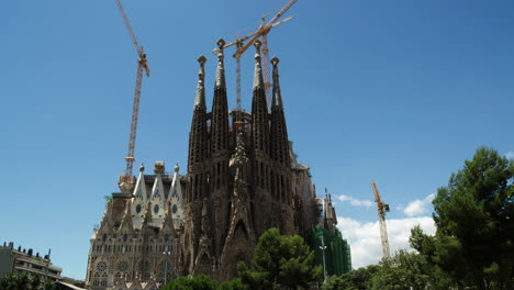 Catedral-De-La-Sagrada-Familia-En-Barcelona-Con-Grúas-De-Construcción