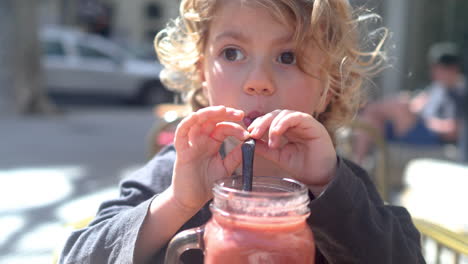 Mädchen-Trinkt-Fruchtsaft