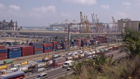 Der-Hafen-Und-Die-Skyline-Von-Barcelona-Wurden-Von-Einem-Hohen-Aussichtspunkt-Aufgenommen