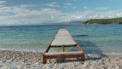 Schöner-Strand-Und-Holzsteg