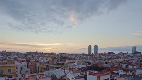 Skyline-Von-Barcelona,-Aufgenommen-Von-Einem-Hohen-Aussichtspunkt-Im-Stadtzentrum