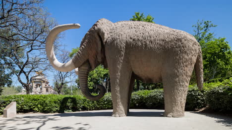 Estatua-De-Mamut-Gigante-En-El-Parque-De-La-Ciutadella-En-Barcelona,-España