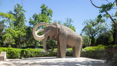 Riesige-Mammutstatue-Im-Cuitadella-Parc-In-Barcelona,-Spanien