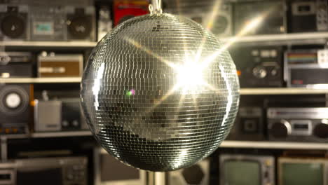 Pared-Con-Bola-De-Discoteca-Y-Ghettoblaster