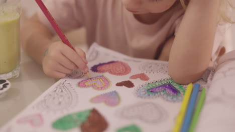 Niño-Pequeño-Usando-Un-Bolígrafo-De-Color