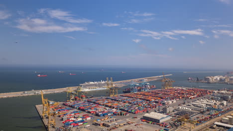 Der-Hafen-Und-Die-Skyline-Von-Barcelona-Wurden-Von-Einem-Hohen-Aussichtspunkt-Aufgenommen