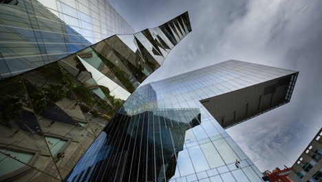 barcelona-mirrored-glass-skyscraper