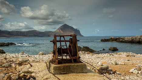 Estructura-Para-Tirar-De-Pequeñas-Embarcaciones-Hasta-La-Orilla-En-Una-Playa-De-Sicilia.