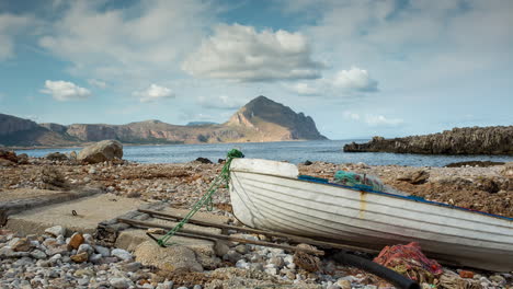 San-Vito-Lo-Capo-Con-Barco-Pesquero,-En-Sicilia,-Italia.