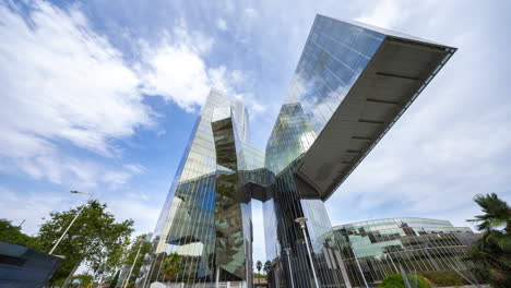 Barcelona-Wolkenkratzer-Aus-Verspiegeltem-Glas