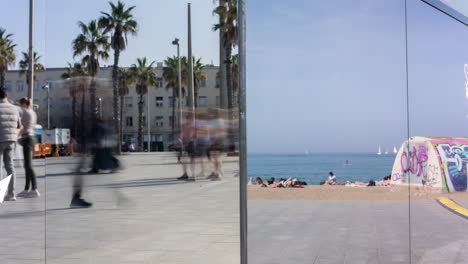 Menschen-Am-Strand-Von-Barcelona-Im-Spiegel-Reflektiert