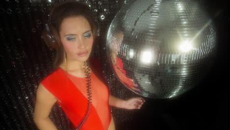 Hermosa-Bailarina-Con-Bola-De-Discoteca