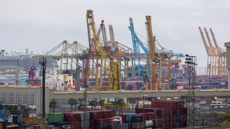 Der-Hafen-Und-Die-Skyline-Von-Barcelona-Wurden-Von-Einem-Hohen-Aussichtspunkt-Aufgenommen