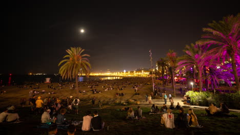 Multitudes-En-La-Playa-Por-La-Noche-En-Barcelona