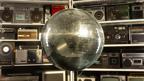 Pared-Con-Bola-De-Discoteca-Y-Ghettoblaster