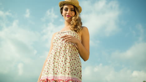 Hermosa-Mujer-Posando-Con-Vestido-Al-Aire-Libre