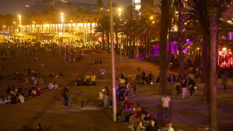 Multitudes-En-La-Playa-Por-La-Noche-En-Barcelona