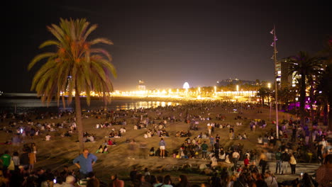 Menschenmassen-Am-Strand-In-Barcelona-Bei-Nacht