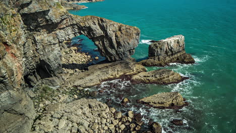 Puente-Verde-De-Gales,-Costa-De-Pembrokeshire,-Naturaleza