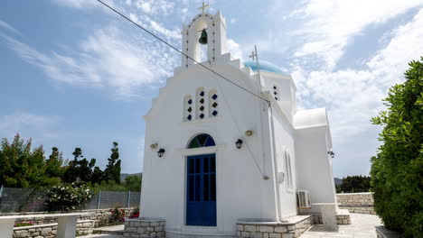 Iglesia-Blanca-En-Una-Isla-Griega