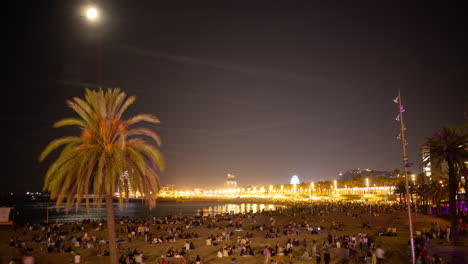 Multitudes-En-La-Playa-Por-La-Noche-En-Barcelona