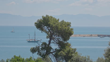 Un-Barco-En-El-Mar-En-Grecia