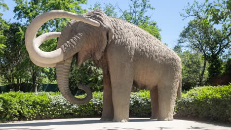 Estatua-De-Mamut-Gigante-En-El-Parque-De-La-Ciutadella-En-Barcelona,-España