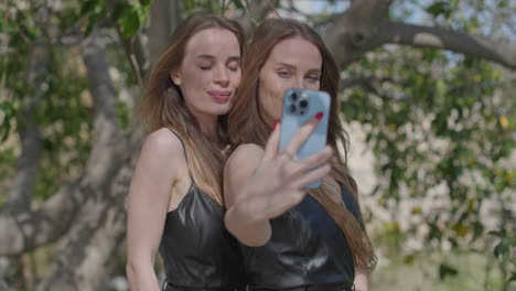 Identical-twins-with-mobile-phone-for-selfies