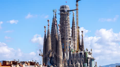 La-Catedral-De-La-Sagrada-Familia-En-Barcelona-Desde-Un-Punto-Panorámico-único