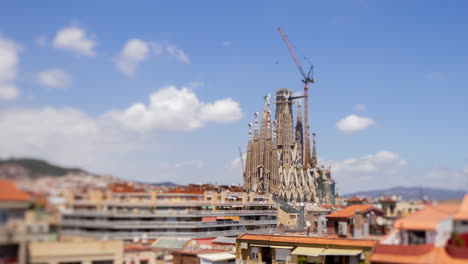 Catedral-De-La-Sagrada-Familia-En-Barcelona-Con-Grúas-De-Construcción