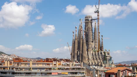 La-Catedral-De-La-Sagrada-Familia-En-Barcelona-Desde-Un-Punto-Panorámico-único