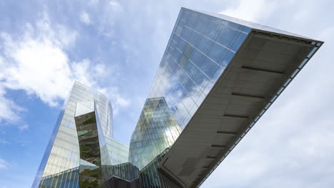 Barcelona-Wolkenkratzer-Aus-Verspiegeltem-Glas