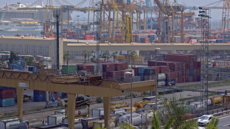 Der-Hafen-Und-Die-Skyline-Von-Barcelona-Wurden-Von-Einem-Hohen-Aussichtspunkt-Aufgenommen