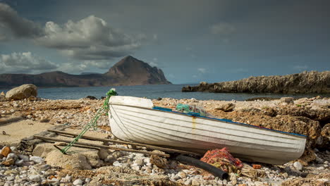 San-Vito-Lo-Capo-Con-Barco-Pesquero,-En-Sicilia,-Italia.