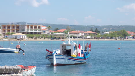 Pequeño-Puerto-Con-Barcos-En-Grecia