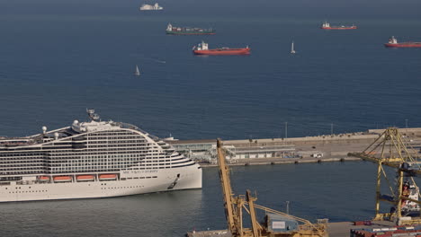 Der-Hafen-Und-Die-Skyline-Von-Barcelona-Wurden-Von-Einem-Hohen-Aussichtspunkt-Aufgenommen