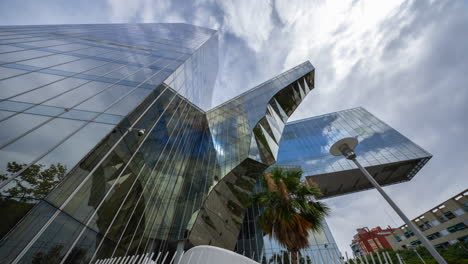 barcelona-mirrored-glass-skyscraper