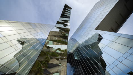 barcelona-mirrored-glass-skyscraper