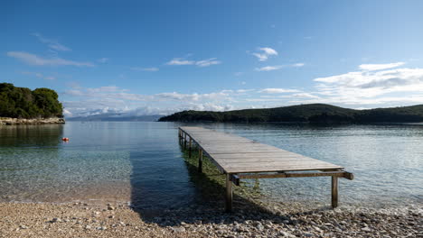 Holzsteg-Am-Strand-In-Korfu,-Griechenland