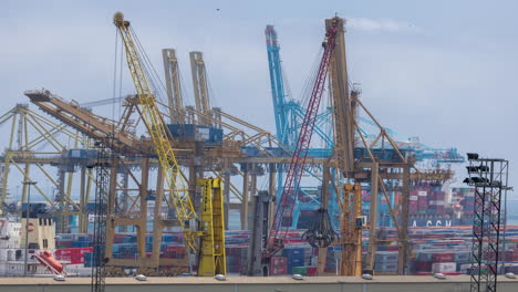 Der-Hafen-Und-Die-Skyline-Von-Barcelona-Wurden-Von-Einem-Hohen-Aussichtspunkt-Aufgenommen