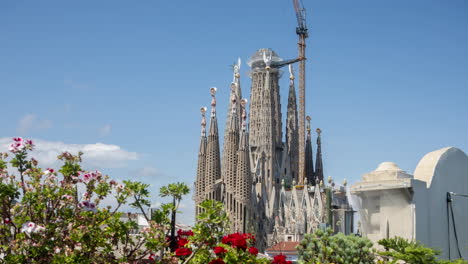 La-Catedral-De-La-Sagrada-Familia-En-Barcelona-Desde-Un-Punto-Panorámico-único