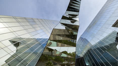 barcelona-mirrored-glass-skyscraper